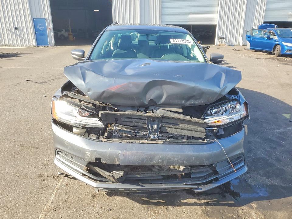 61112616 :رقم المزاد ، 3VWDB7AJ9HM217015 vin ، 2017 Volkswagen Jetta مزاد بيع