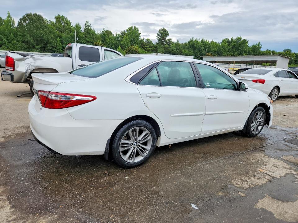 62431516 :رقم المزاد ، 4T1BF1FK7FU110689 vin ، 2015 Toyota Camry مزاد بيع