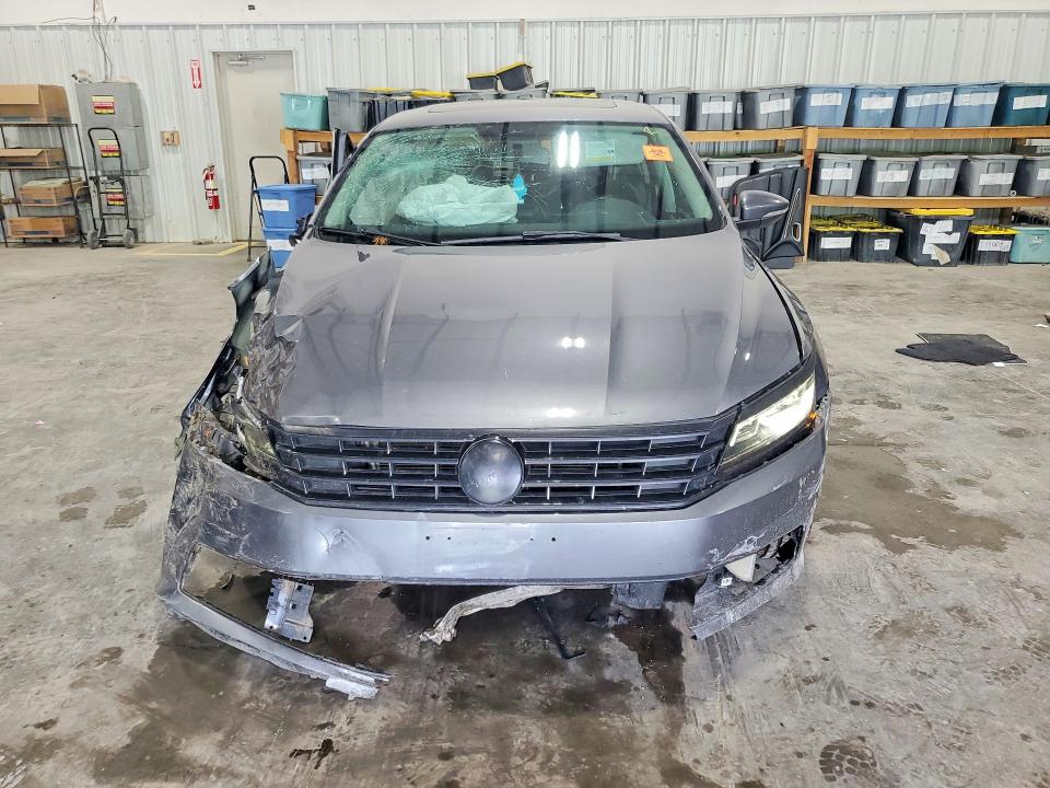 60132596 :رقم المزاد ، 1VWBT7A34HC076345 vin ، 2017 Volkswagen Passat مزاد بيع