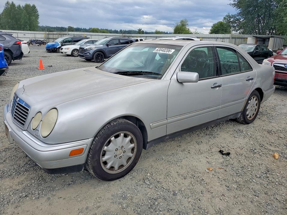 63040206 :رقم المزاد ، WDBJF82H4XX018540 vin ، 1999 Mercedes-benz E مزاد بيع