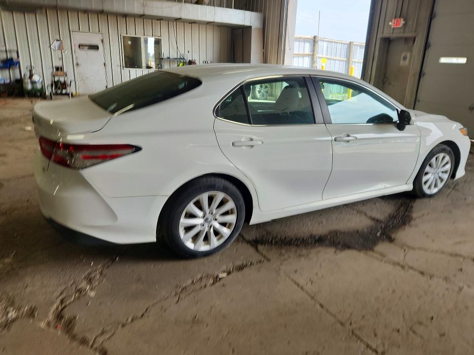 62170656 :رقم المزاد ، 4T1B11HK7JU086544 vin ، 2018 Toyota Camry مزاد بيع