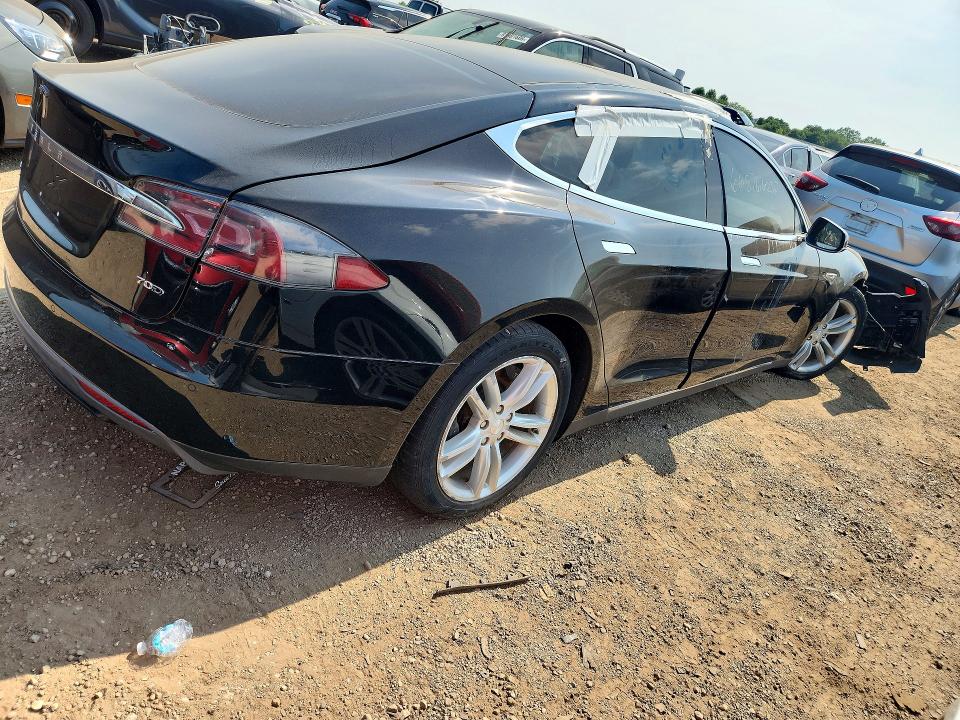 Продажа на аукционе авто 2015 Tesla Model S, vin: 5YJSA1S23FF088028, номер лота: 60973986