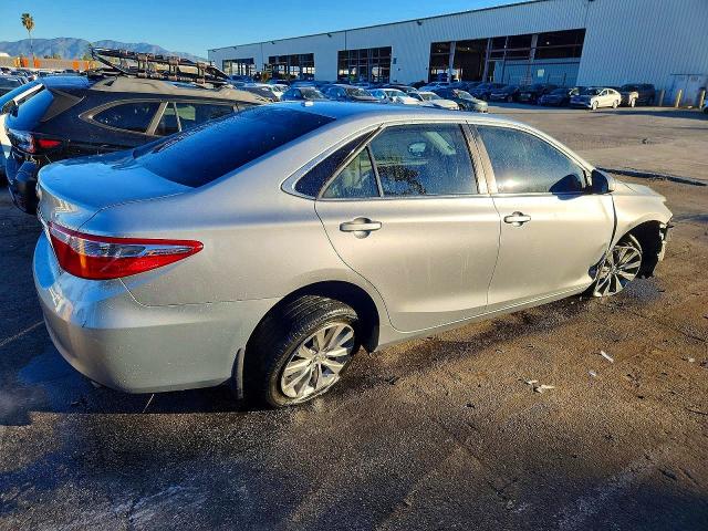 61557156 :رقم المزاد ، 4T4BF1FKXGR565317 vin ، 2016 Toyota Camry مزاد بيع