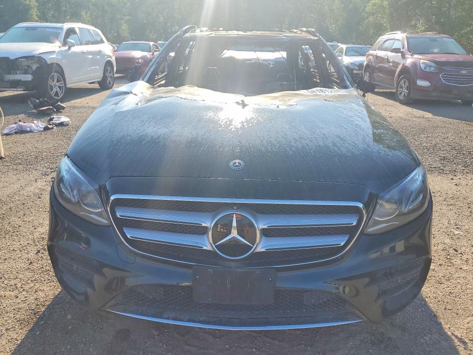 58181286 :رقم المزاد ، WDDZH6GB9JA328027 vin ، 2018 Mercedes-benz E مزاد بيع