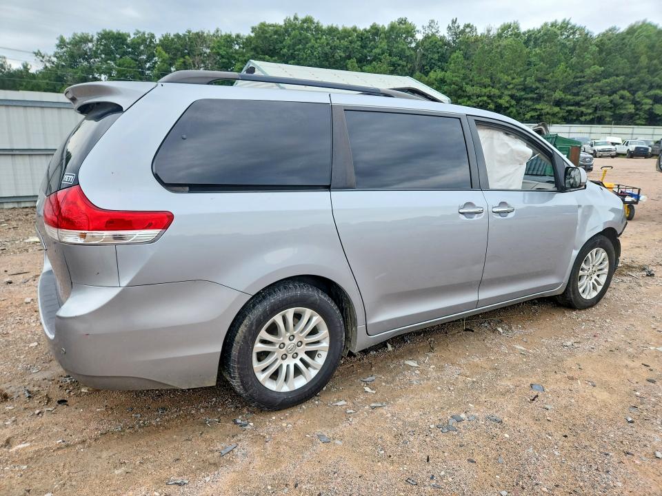 61713186 :رقم المزاد ، 5TDYK3DC9DS405263 vin ، 2013 Toyota Sienna مزاد بيع
