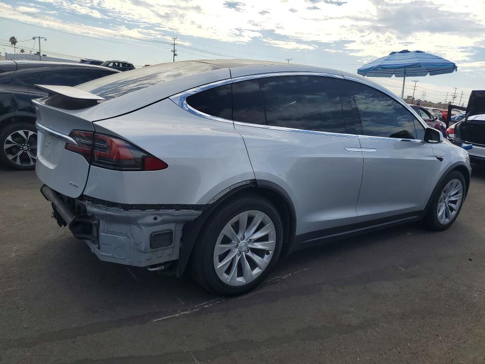 Продажа на аукционе авто 2018 Tesla Model X, vin: 5YJXCBE29JF101973, номер лота: 60886176