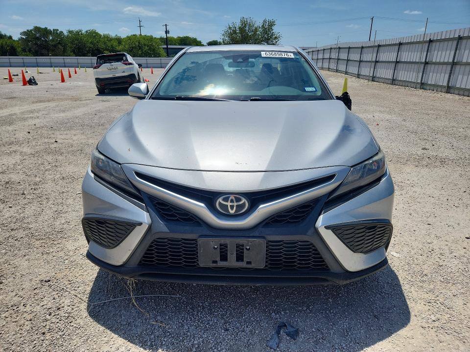 63689876 :رقم المزاد ، 4T1G11AK7MU512933 vin ، 2021 Toyota Camry مزاد بيع