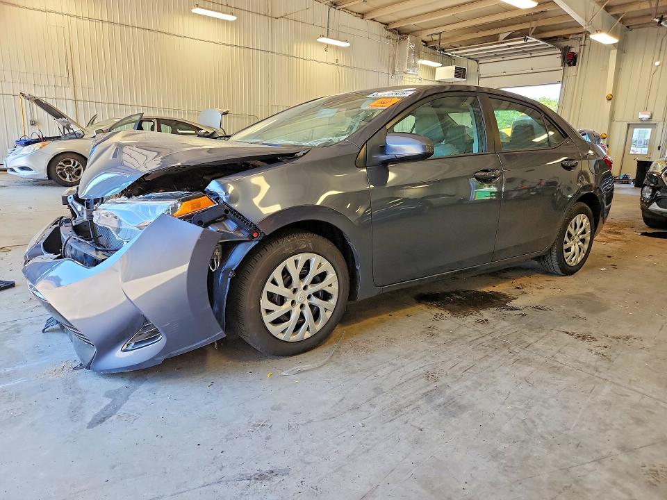 60805506 :رقم المزاد ، 5YFBURHE7JP831052 vin ، 2018 Toyota Corolla مزاد بيع