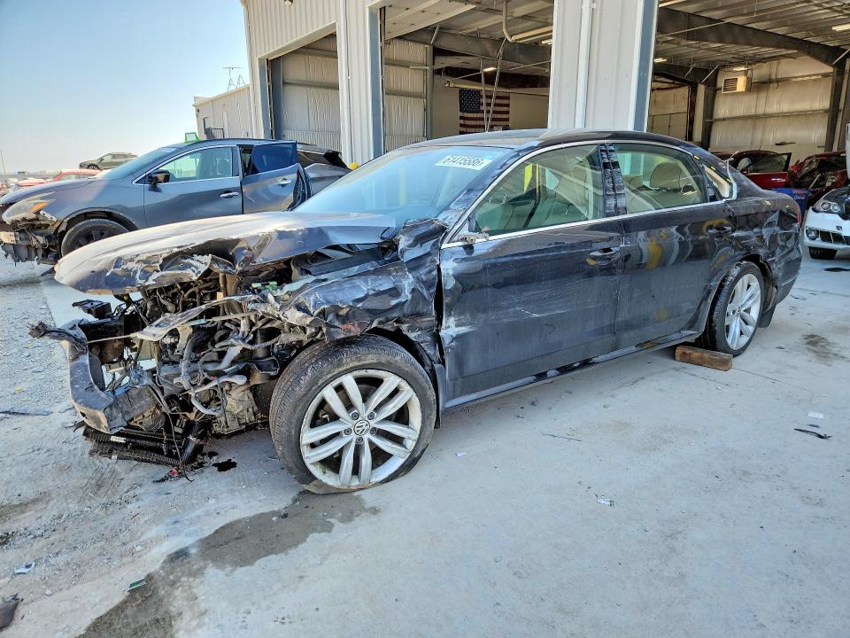61415586 :رقم المزاد ، 1VWBA7A37JC008150 vin ، 2018 Volkswagen Passat مزاد بيع