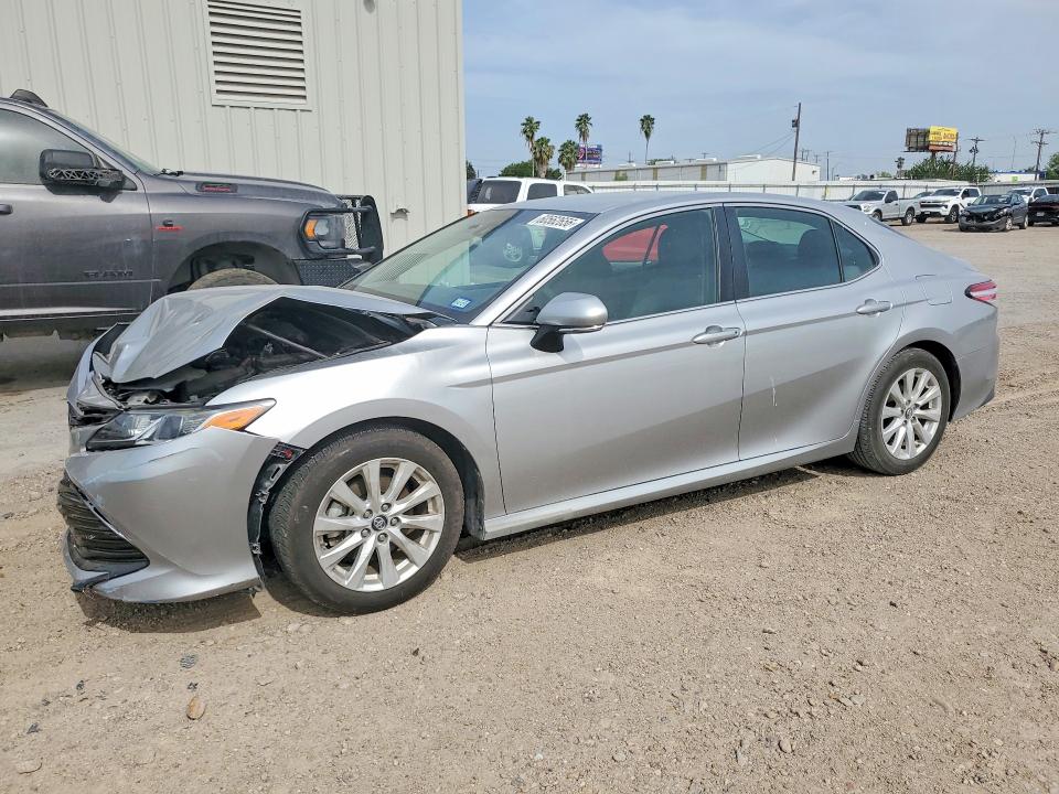 60562656 :رقم المزاد ، 4T1B11HK1JU575277 vin ، 2018 Toyota Camry مزاد بيع