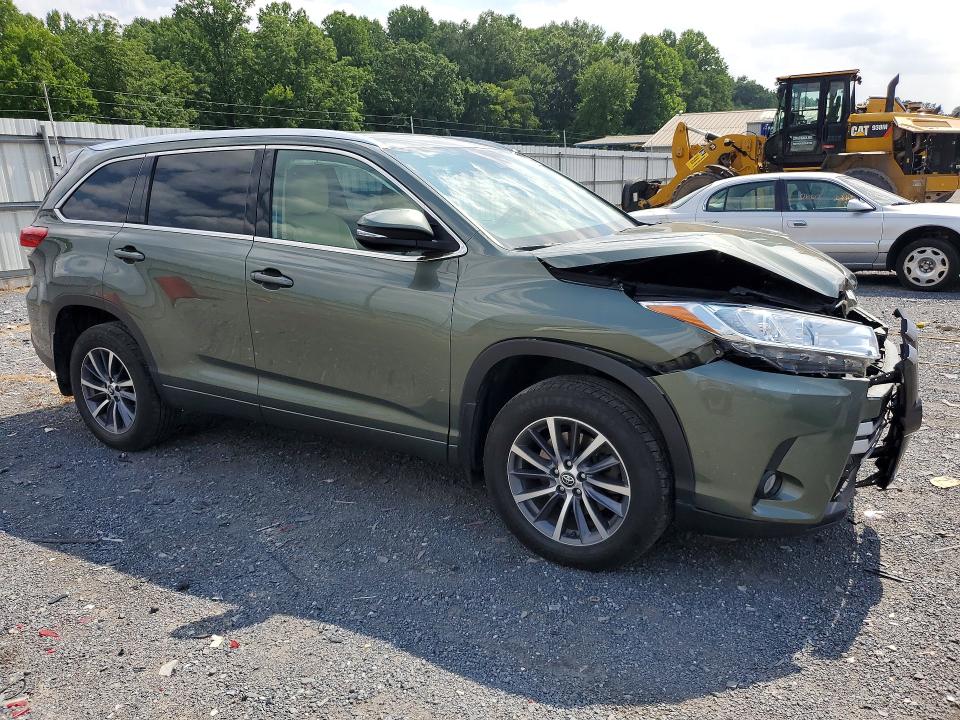 2018 Toyota Highlander მანქანა იყიდება აუქციონზე, vin: 5TDJZRFH8JS818795, აუქციონის ნომერი: 61872276