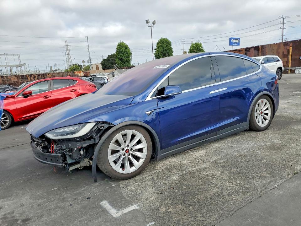 60527906 :رقم المزاد ، 5YJXCDE26HF070168 vin ، 2017 Tesla Model X مزاد بيع
