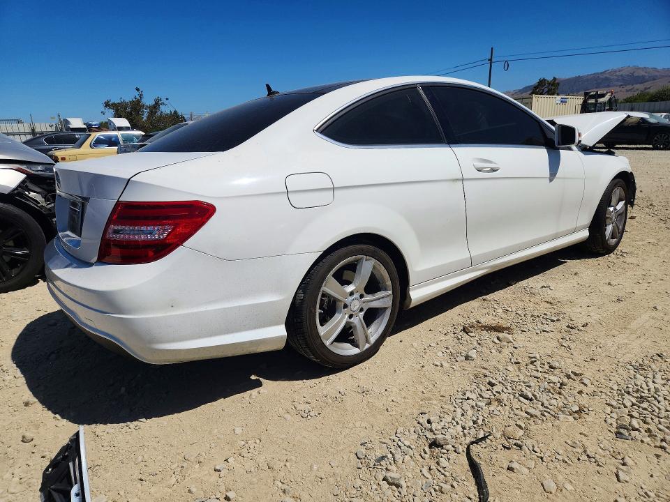Продажа на аукционе авто 2013 Mercedes-benz C, vin: WDDGJ4HB0DF977527, номер лота: 63000576