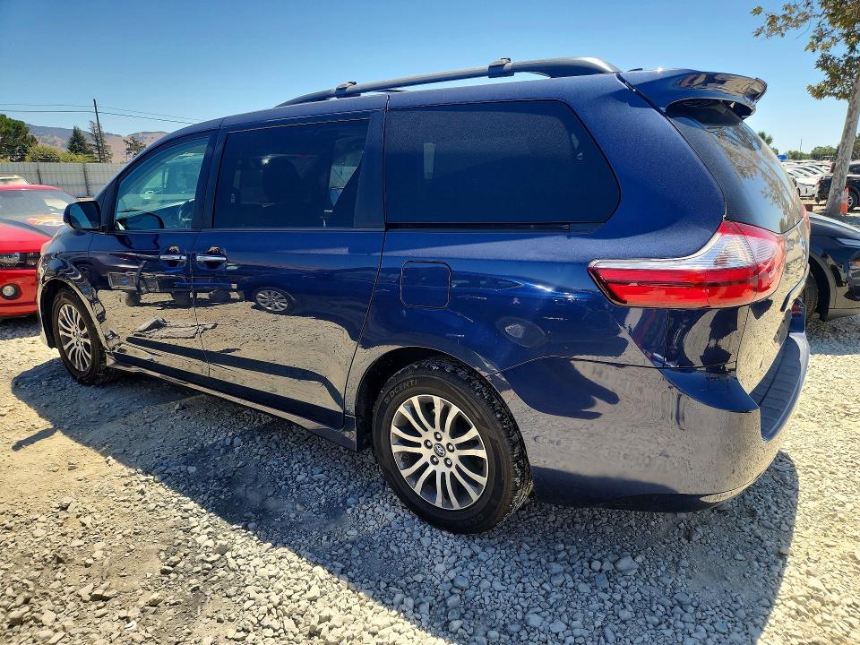 62844226 :رقم المزاد ، 5TDYZ3DC8JS928331 vin ، 2018 Toyota Sienna مزاد بيع