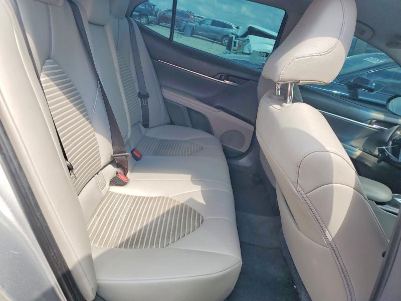 59000046 :رقم المزاد ، 4T1B11HK0JU619818 vin ، 2018 Toyota Camry مزاد بيع