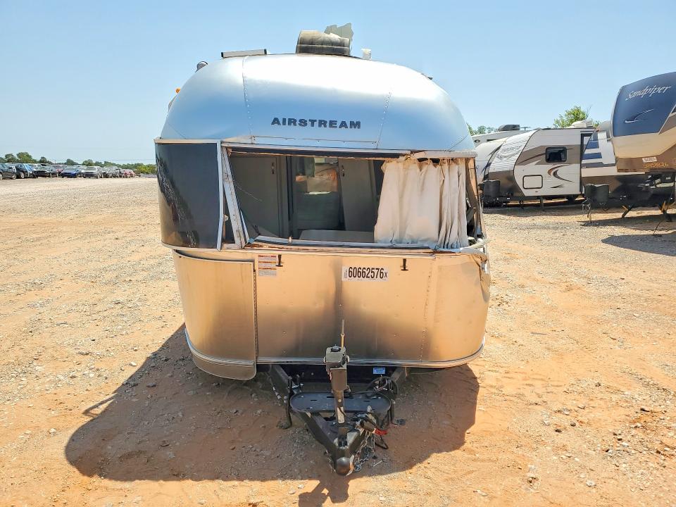 60662576 :رقم المزاد ، 1STCMAA11MJ557385 vin ، 2021 Airstream Camper مزاد بيع