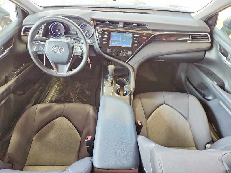 61737126 :رقم المزاد ، 4T1B11HK1JU622663 vin ، 2018 Toyota Camry مزاد بيع