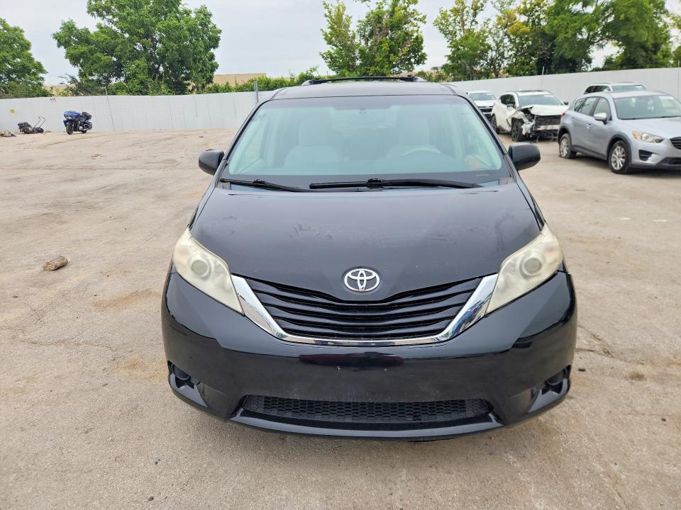 62324566 :رقم المزاد ، 5TDKK3DC8BS066529 vin ، 2011 Toyota Sienna مزاد بيع