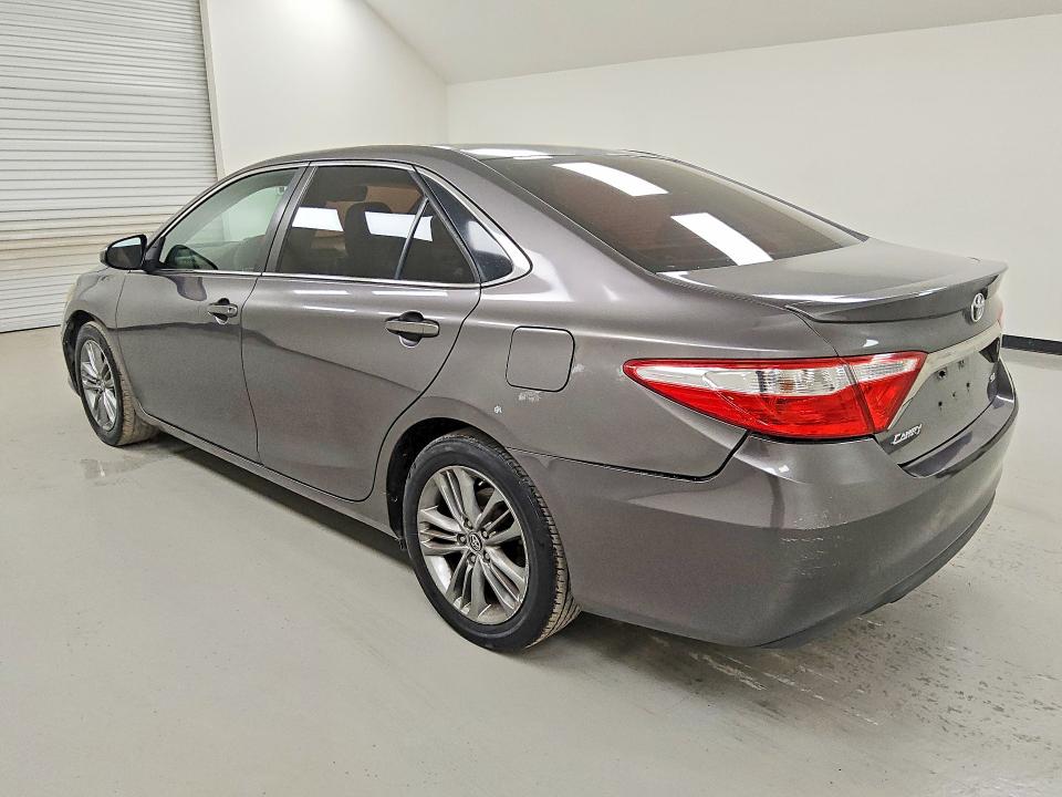 61056836 :رقم المزاد ، 4T1BF1FK6FU043597 vin ، 2015 Toyota Camry مزاد بيع