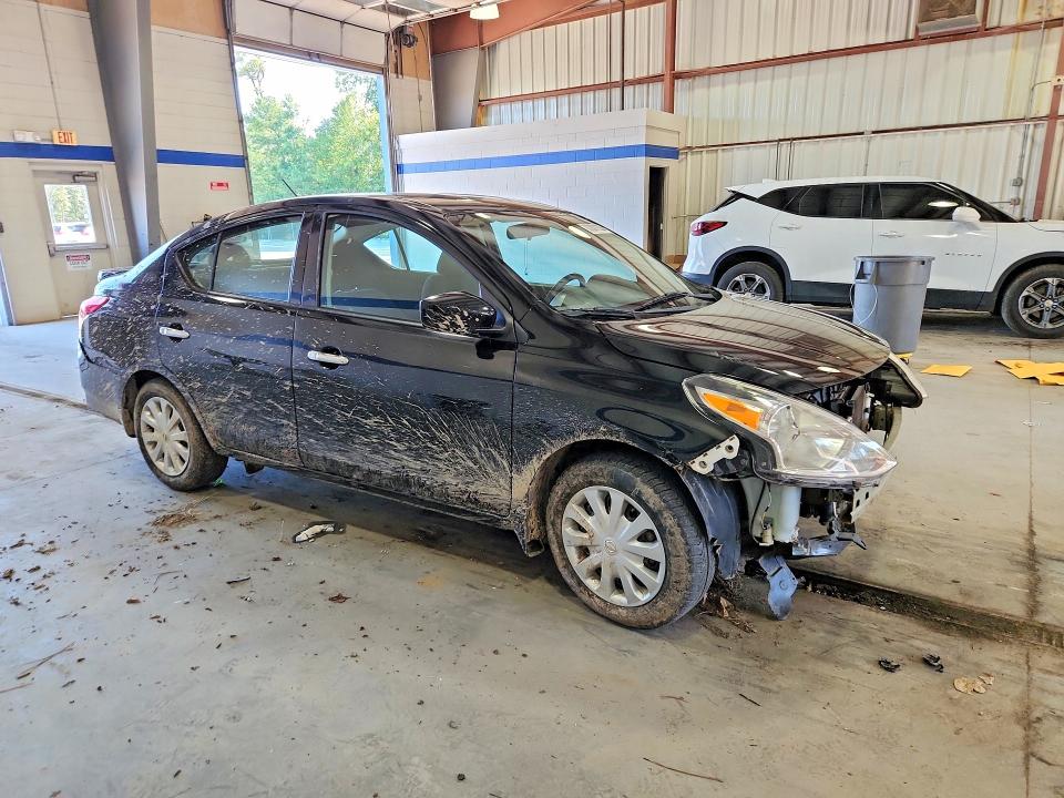 62821336 :رقم المزاد ، 3N1CN7AP9JL882571 vin ، 2018 Nissan Versa مزاد بيع
