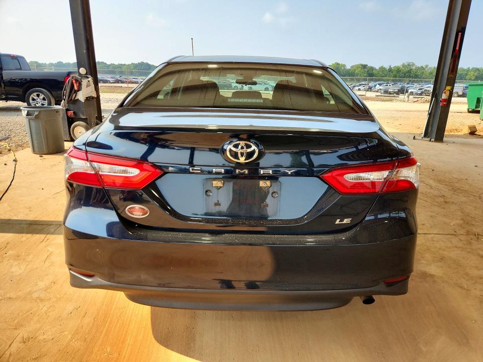 61737126 :رقم المزاد ، 4T1B11HK1JU622663 vin ، 2018 Toyota Camry مزاد بيع