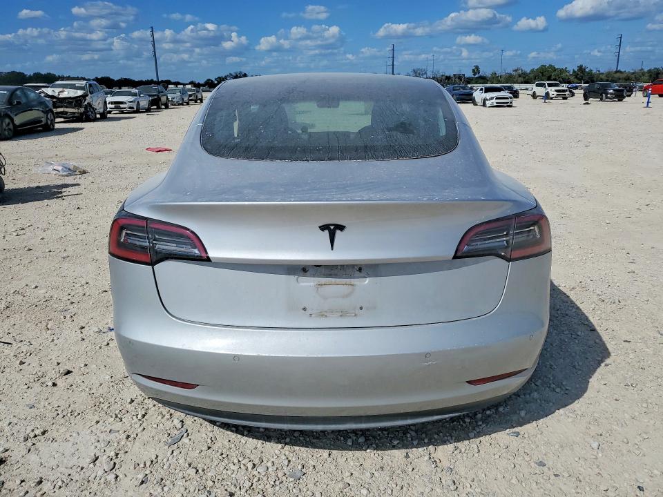 59234056 :رقم المزاد ، 5YJ3E1EAXJF077337 vin ، 2018 Tesla Model 3 مزاد بيع