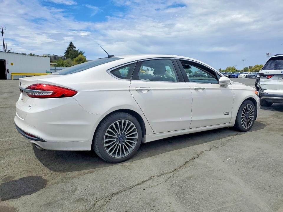 60626286 :رقم المزاد ، 3FA6P0PU9HR277584 vin ، 2017 Ford Fusion مزاد بيع