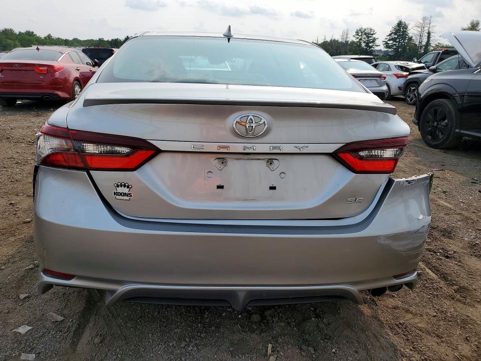 62956486 :رقم المزاد ، 4T1G11AKXNU627723 vin ، 2022 Toyota Camry مزاد بيع