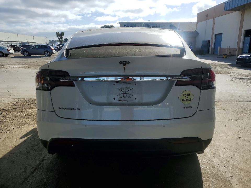 95588025 :رقم المزاد ، 5YJXCBE28JF141476 vin ، 2018 Tesla Model X مزاد بيع