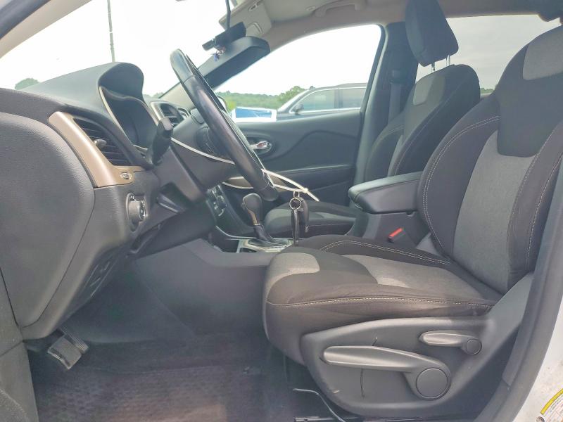 62617676 :رقم المزاد ، 1C4PJLCB4JD596900 vin ، 2018 Jeep Cherokee مزاد بيع