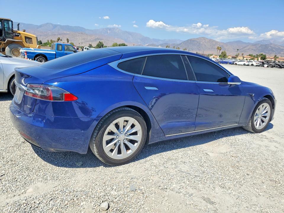 62250906 :رقم المزاد ، 5YJSA1E24JF295757 vin ، 2018 Tesla Model S مزاد بيع