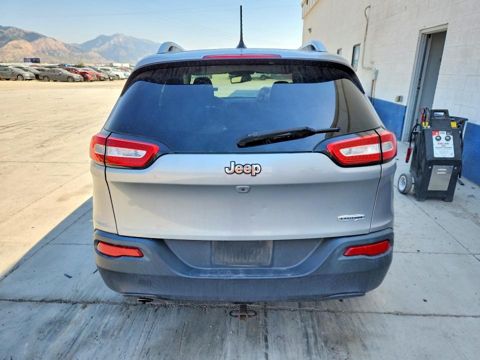 60918646 :رقم المزاد ، 1C4PJLCB2FW670441 vin ، 2015 Jeep Cherokee مزاد بيع