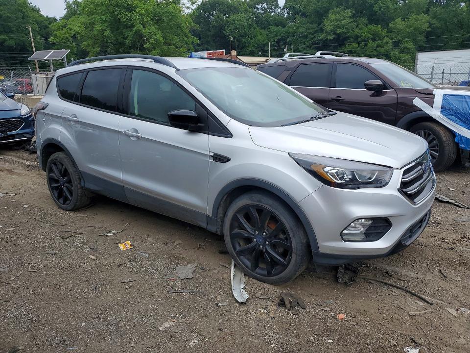Продажа на аукционе авто 2017 Ford Escape, vin: 1FMCU0GD0HUA57678, номер лота: 61915336