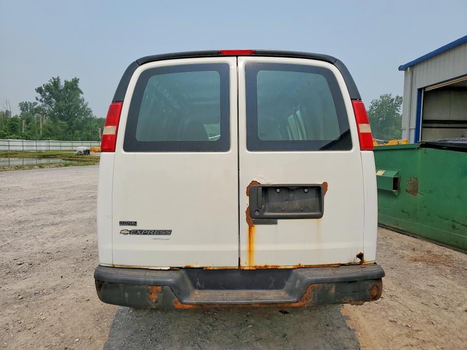 61301686 :رقم المزاد ، 1GCWGFBA2B1151207 vin ، 2011 Chevrolet Express G2500 مزاد بيع