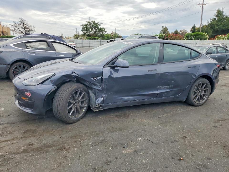 2022 Tesla Model 3 მანქანა იყიდება აუქციონზე, vin: 5YJ3E1EA3NF233675, აუქციონის ნომერი: 61046436