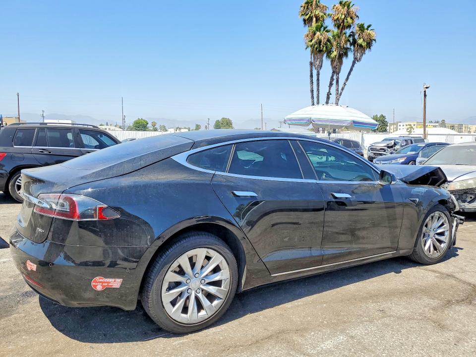 60255876 :رقم المزاد ، 5YJSA1E28JF239840 vin ، 2018 Tesla Model S مزاد بيع