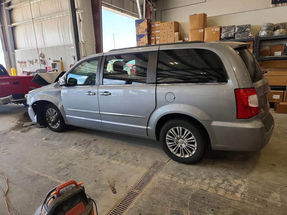 61762616 :رقم المزاد ، 2C4RC1CG0FR646585 vin ، 2015 Chrysler Town & Country مزاد بيع