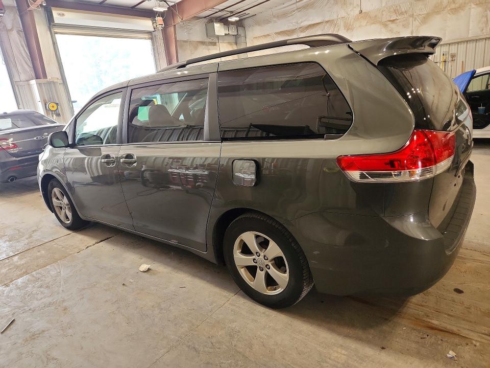 61056736 :رقم المزاد ، 5TDKK3DC2DS307231 vin ، 2013 Toyota Sienna مزاد بيع