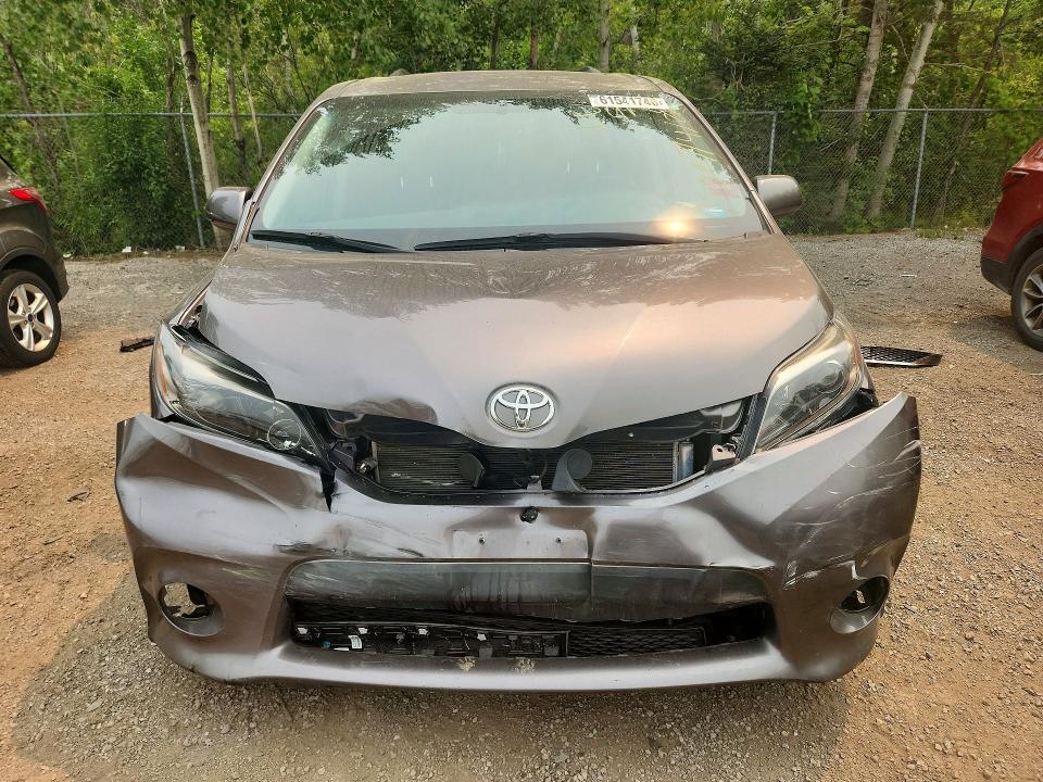 61541746 :رقم المزاد ، 5TDXZ3DC9HS890243 vin ، 2017 Toyota Sienna مزاد بيع