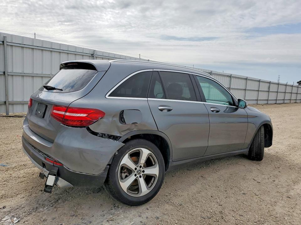 62074926 :رقم المزاد ، WDC0G4JB2HV008144 vin ، 2017 Mercedes-benz Glc مزاد بيع
