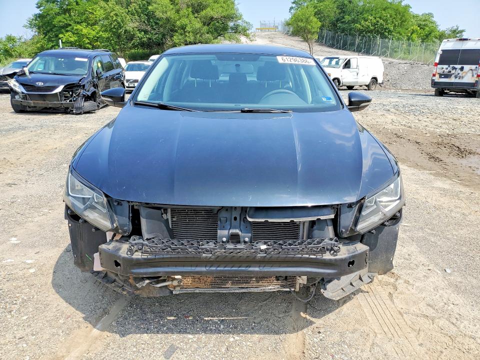 61296386 :رقم المزاد ، 1VWAS7A39GC030636 vin ، 2016 Volkswagen Passat مزاد بيع