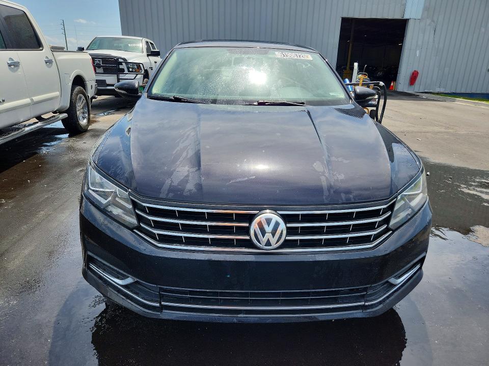 61906726 :رقم المزاد ، 1VWBT7A36HC026563 vin ، 2017 Volkswagen Passat مزاد بيع
