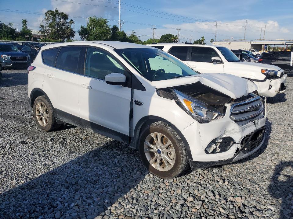 Продажа на аукционе авто 2017 Ford Escape, vin: 1FMCU9GD2HUC81958, номер лота: 61584116