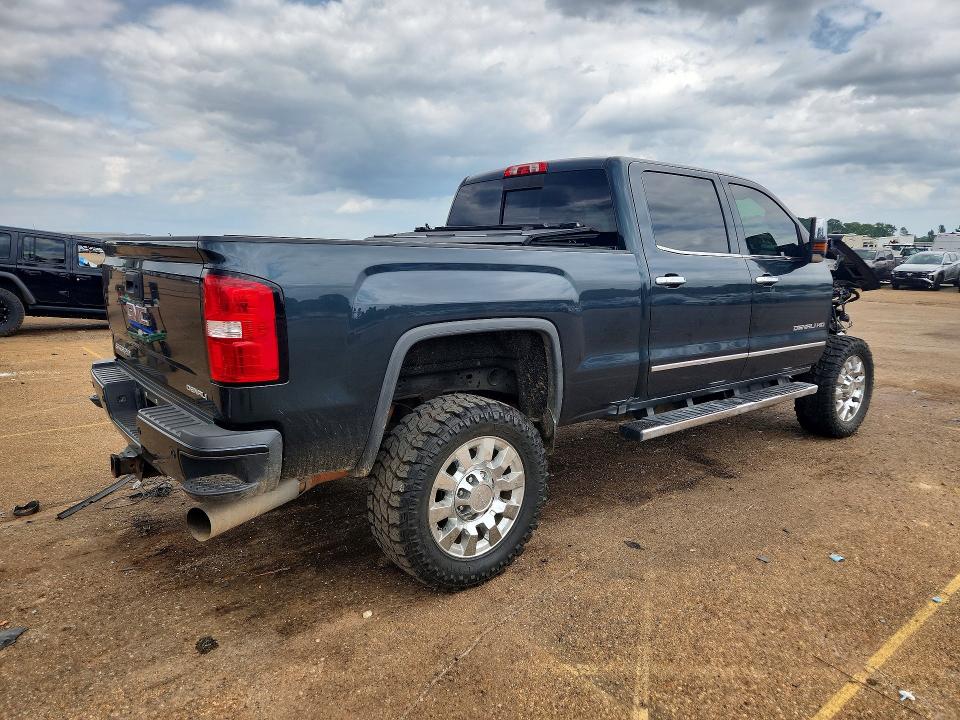 62220826 :رقم المزاد ، 1GT12UEY7JF145720 vin ، 2018 Gmc Sierra مزاد بيع