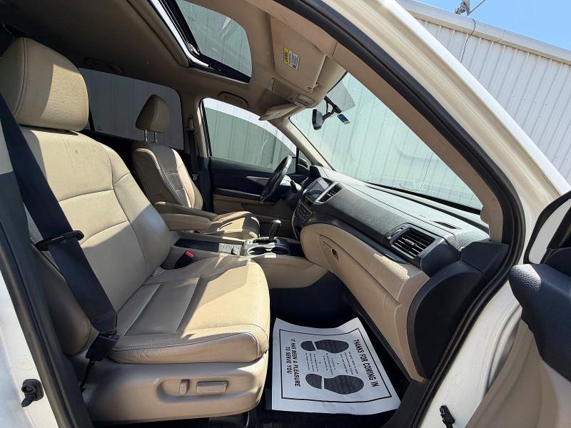 60892726 :رقم المزاد ، 5FNYF5H57GB007571 vin ، 2016 Honda Pilot مزاد بيع