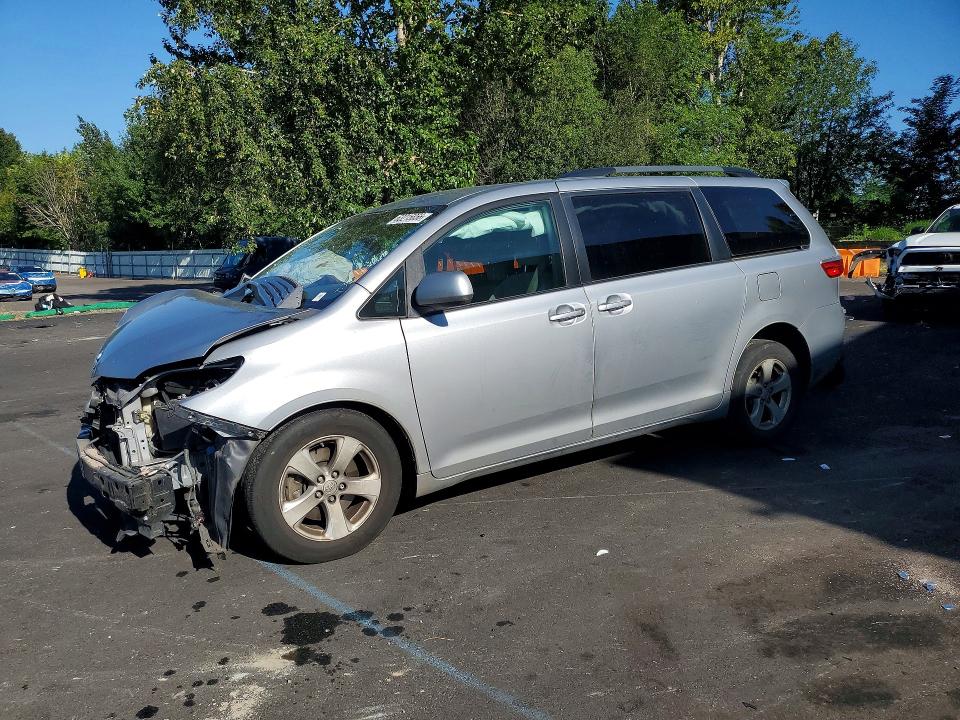 63215856 :رقم المزاد ، 5TDKK3DC9FS587006 vin ، 2015 Toyota Sienna مزاد بيع