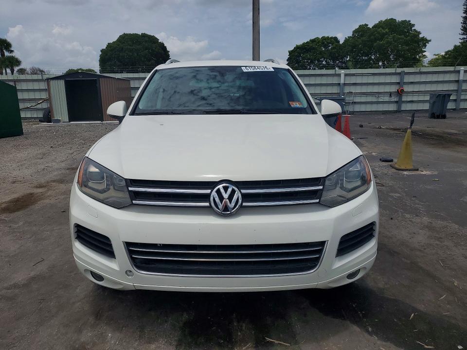 61584576 :رقم المزاد ، WVGFF9BP5BD002471 vin ، 2011 Volkswagen Touareg مزاد بيع