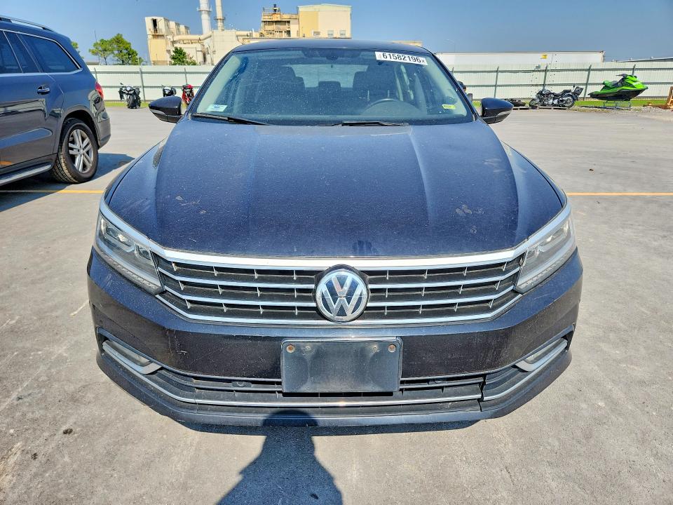61582196 :رقم المزاد ، 1VWBA7A36JC009807 vin ، 2018 Volkswagen Passat مزاد بيع