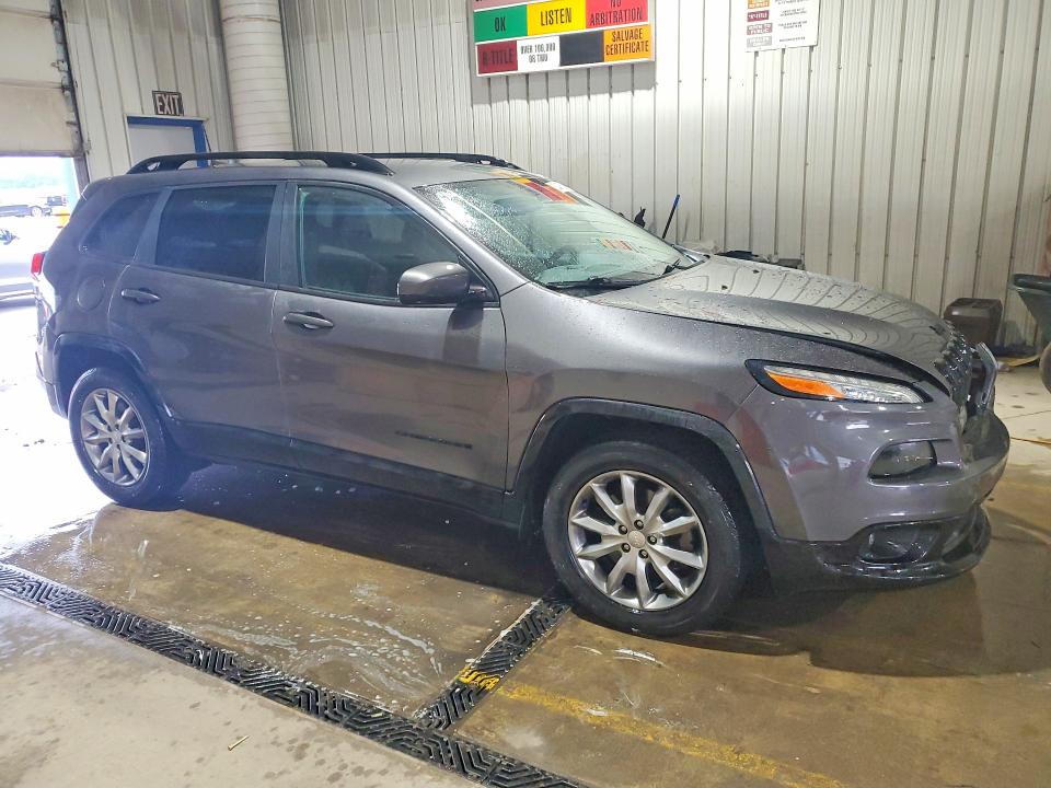 62487706 :رقم المزاد ، 1C4PJMCX0JD586592 vin ، 2018 Jeep Cherokee مزاد بيع