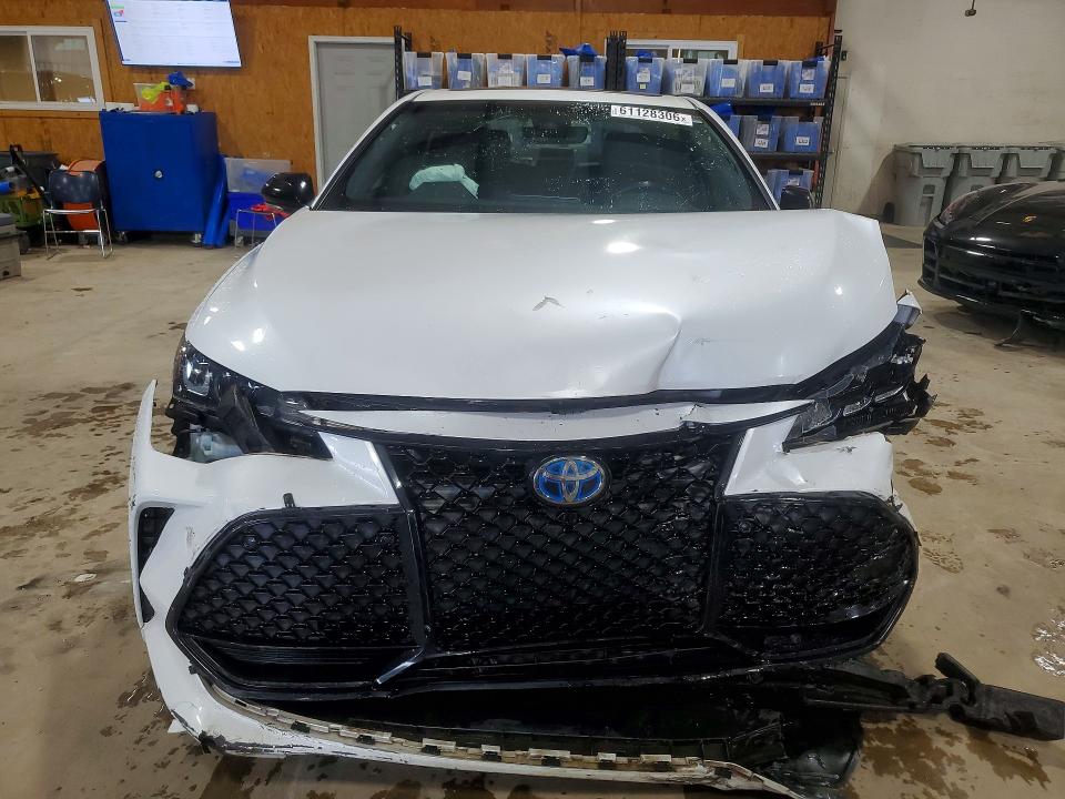 61128306 :رقم المزاد ، 4T1E21FB8LU013585 vin ، 2020 Toyota Avalon مزاد بيع